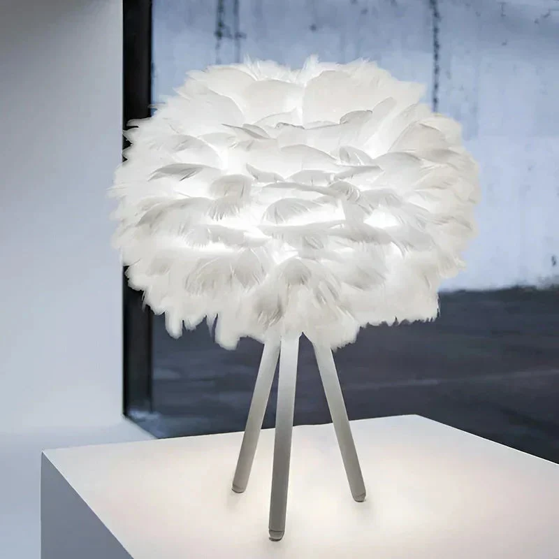 Fevoria Tischleuchte mit Federdesign – LED Lampe für dekorative Innenbeleuchtung