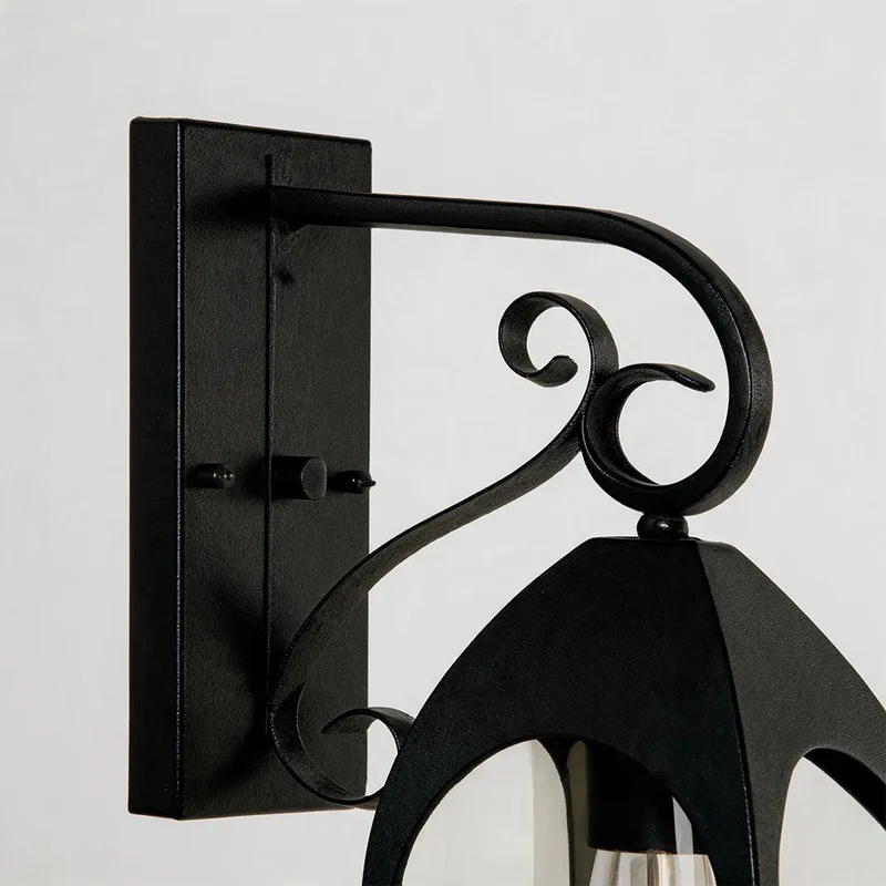 Schwarze Außenwandleuchte mit Glaslaterne