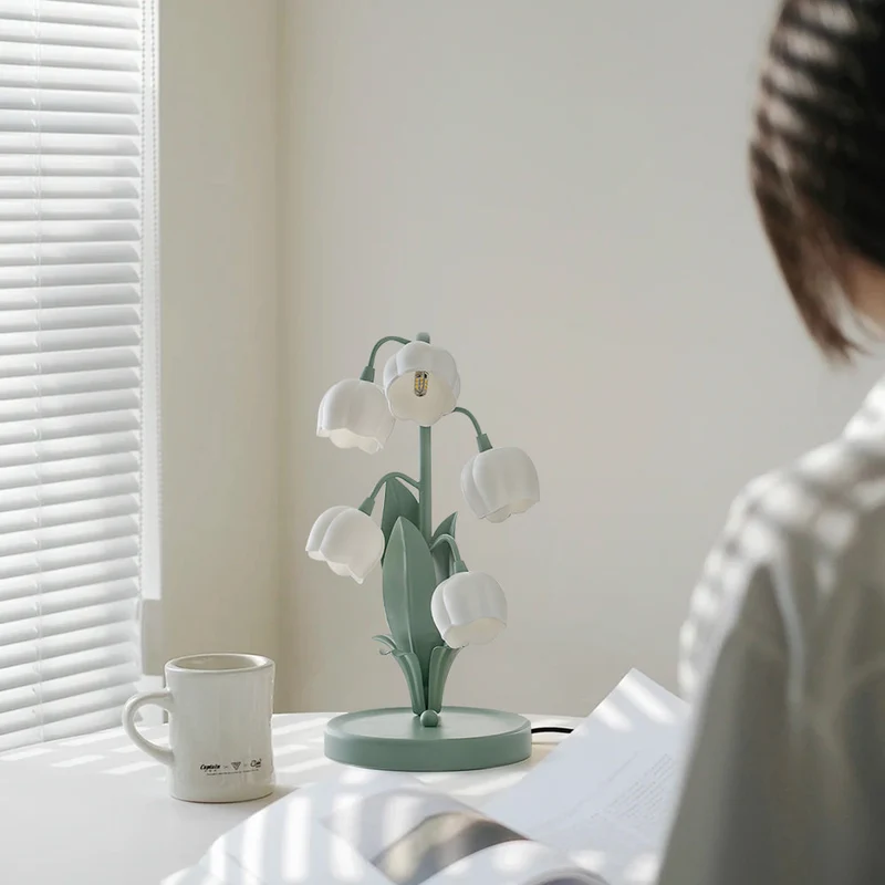 OrchiLume – Tischleuchte mit dekorativem Orchideenmuster