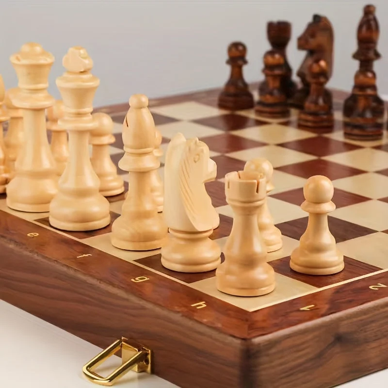 Strategon Schachspiel – Schachset mit faltbarem Brett und zusätzlichen Figuren