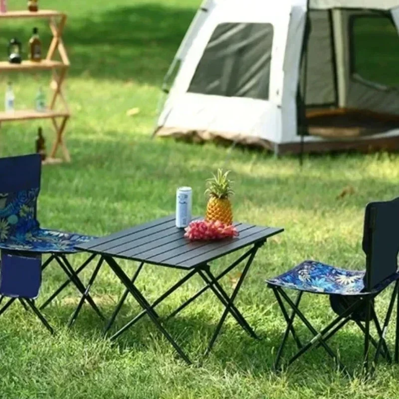 Klappbarer Tisch aus Aluminium für den Innen- und Außenbereich