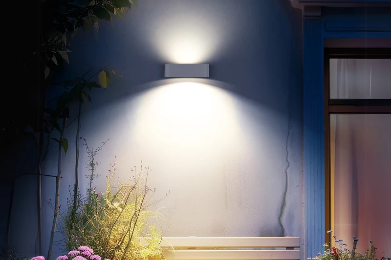NexSun Aurora | 700 Lumen | Moderne, weiße Solar-Wandleuchte mit Auf- und Abwärtsbewegung