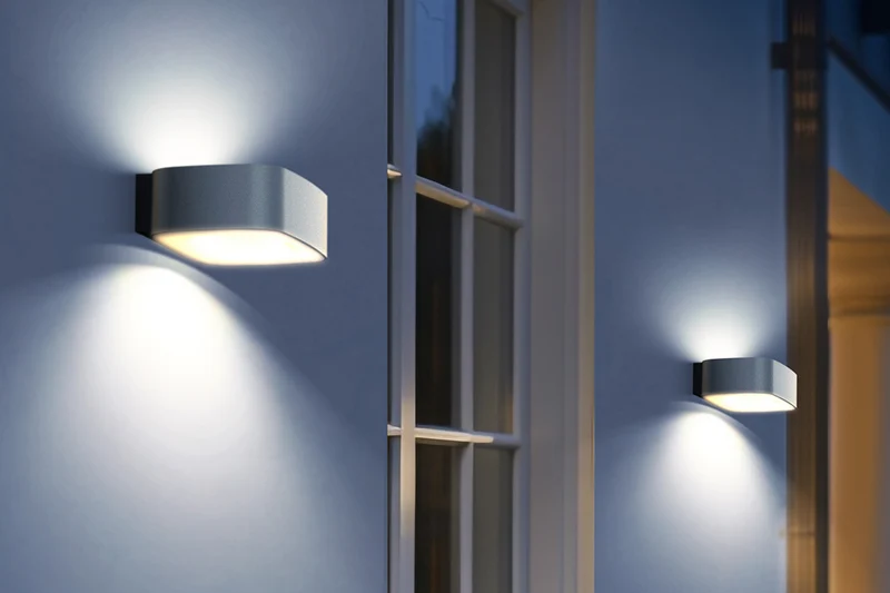 NexSun Aurora | 700 Lumen | Moderne, weiße Solar-Wandleuchte mit Auf- und Abwärtsbewegung