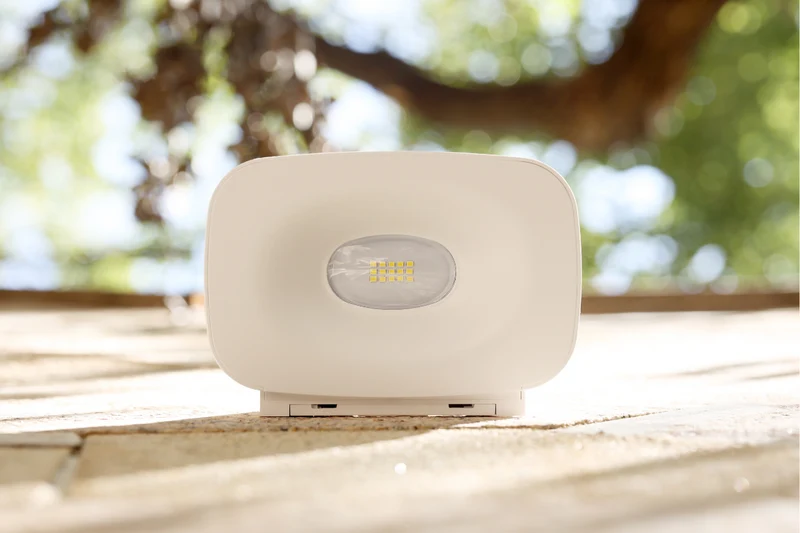 NexSun Aurora | 700 Lumen | Moderne, weiße Solar-Wandleuchte mit Auf- und Abwärtsbewegung