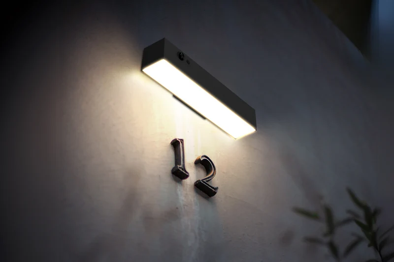 NexSun Solstice | 1000 Lumen | Moderne lineare Solar-Wandleuchte